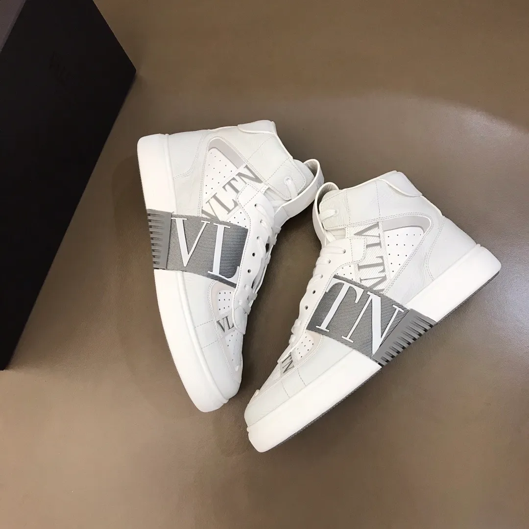p480 "VALETINO**" new high-top 🆕 calfskin lace-up sneakers. No man should be able to refuse these shoes. The classic color scheme is so handsome! Purchase a high-precision replica of the original version to instantly sell off the market currency! 6 VLTN logo rubber effect straps - Valentino Garavani Logo printed on the back and tongue, all materials are customized to ensure quality! Size: 38-44